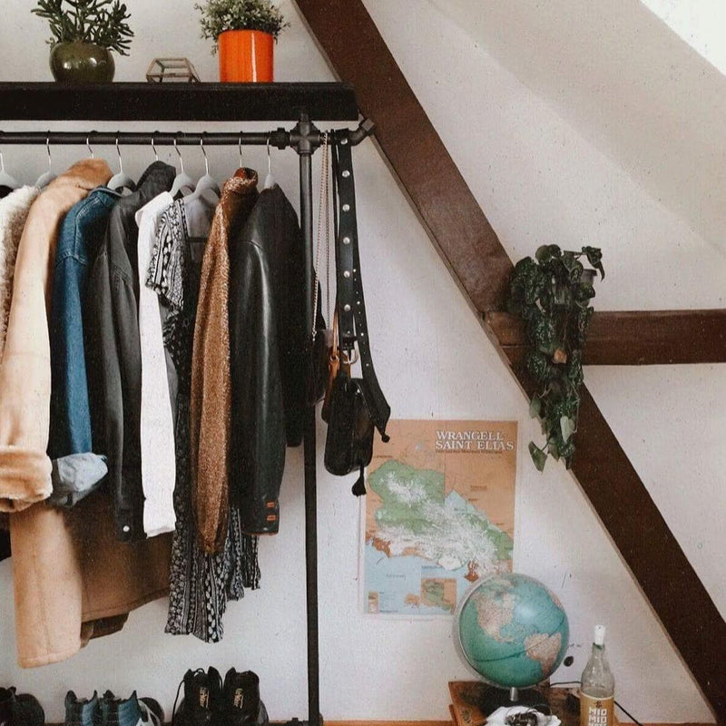 Freistehender Kleiderständer aus dunklen Eisenrohren und Regal aus dunklem Kiefernholz mit Schuhablage und Haken für Taschen