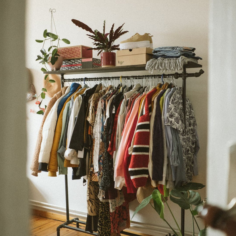 freistehender Ständer als Kleiderschrank für Kleidung auf Kleiderbügeln Regal für Schuhe und extra Schuhablage aus Eisenrohren