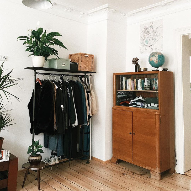Freistehender Kleiderständer in industriellen Stil mit Regal aus dunklem Kiefernholz mit Schuhablage und Haken für Taschen