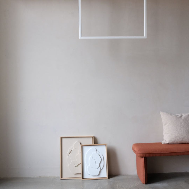 Minimalistischer Einrichtungsstil mit Kleiderstange in weiß montiert an der Decke