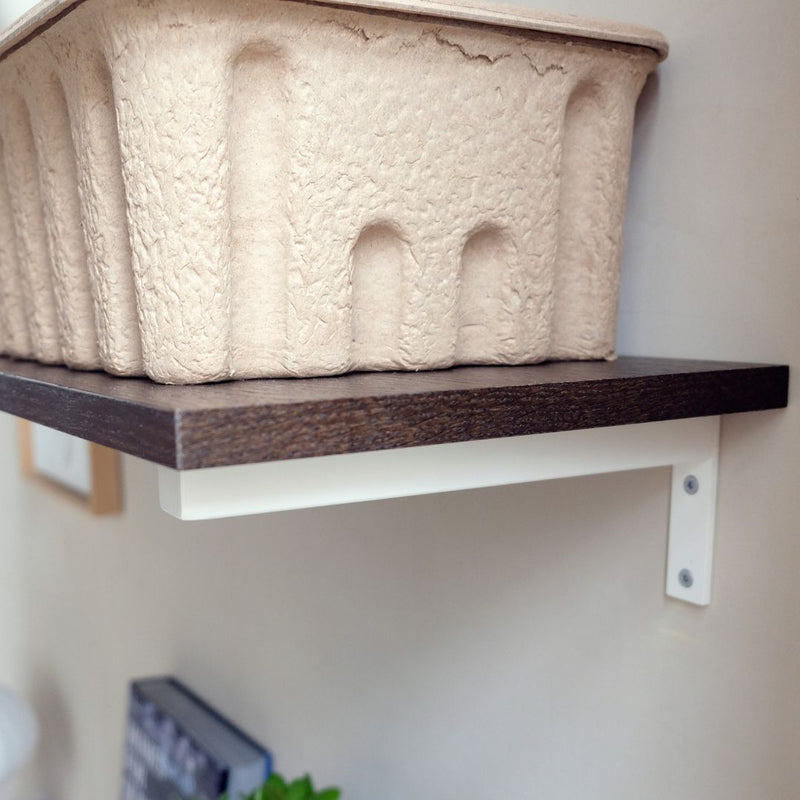 Regalboden mit modernen minimalistischen Eisenhalterungen in weiß zur Montag an der wand