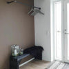 moderne Kleiderstange in L-Form zur Montage an der Wand zum Aufhängen von Jacken im Eingangsbereich