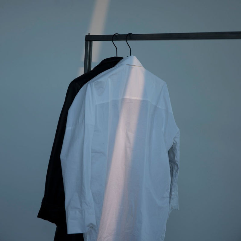 frei stehender Kleiderständer aus schwarzen, quadratischen Eisenrohren. minimalistischer, moderner Einrichtungsstil