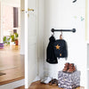 Wandmontierte Kleiderstange mit geringer Tiefe zum Aufhängen von Rucksack und Jacke im Kinderzimmer