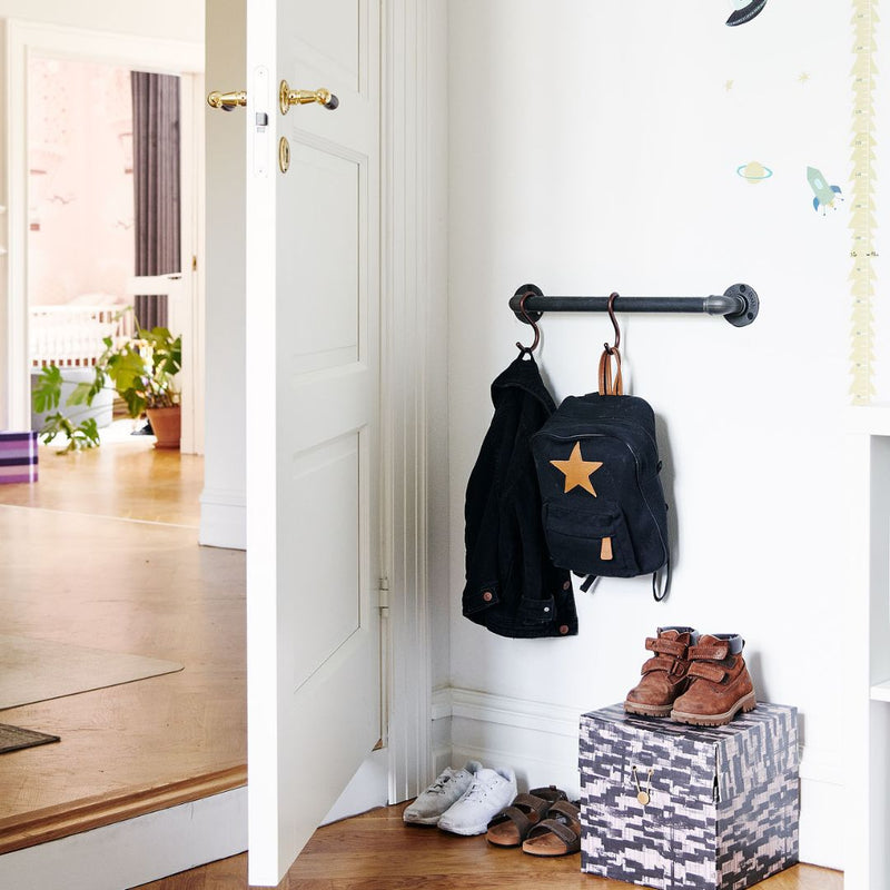 Wandmontierte Kleiderstange mit geringer Tiefe zum Aufhängen von Rucksack und Jacke im Kinderzimmer