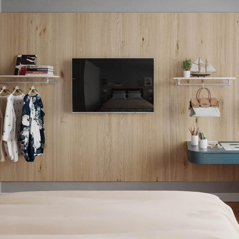 Wandmontiertes Regal mit Kleiderstange aus silbernen Eisenrohren und heller Kiefer für offenen Kleiderschrank im Schlafzimmer