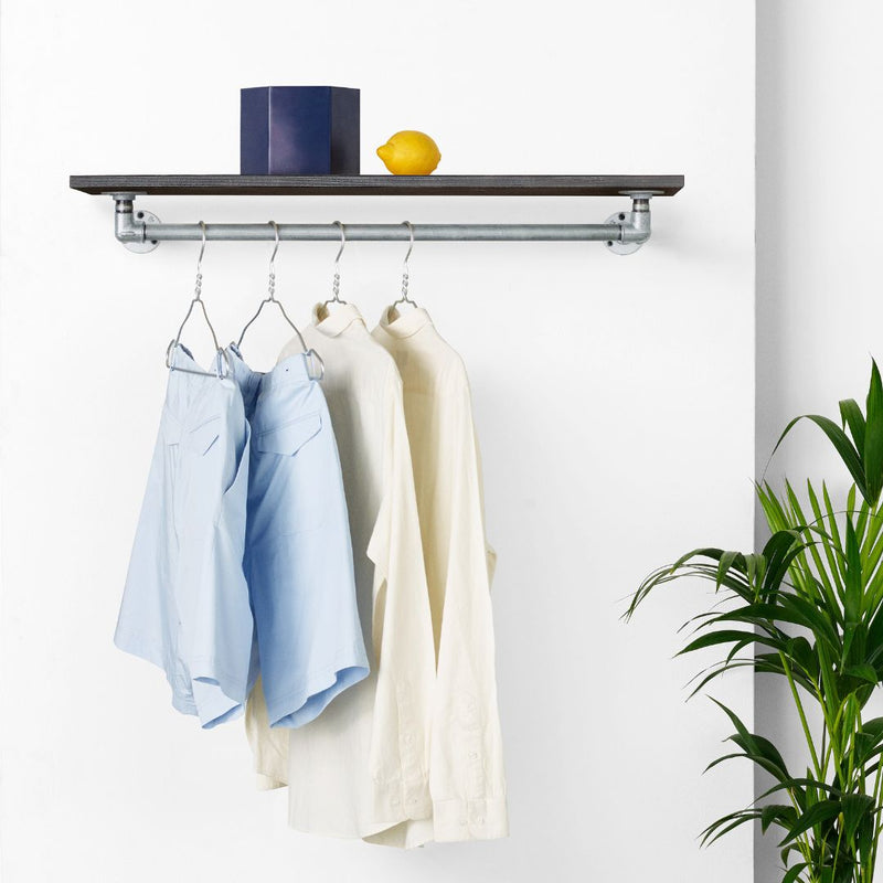 Wandmontiertes Regal mit Kleiderstange aus gezinkten Eisenrohren und Räuchereiche als Garderobe