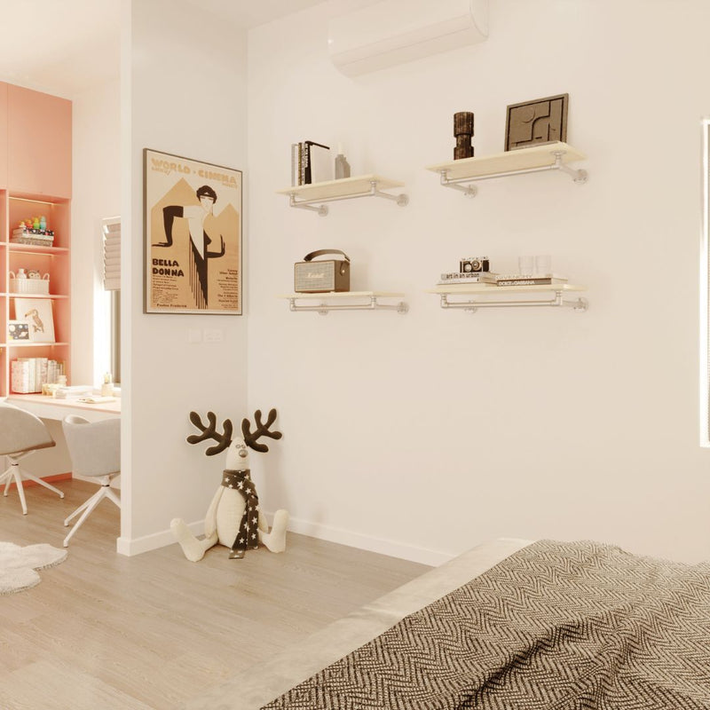 Wandmontiertes Regal mit Kleiderstange aus silbernen Eisenrohren und Kiefernregalen im Schalfzimmer