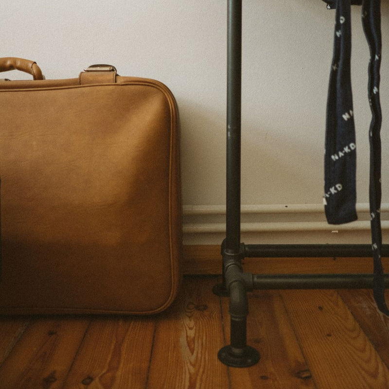 Kleiderständer freistehend mit Schuhregal aus dunklen Eisenrohren, industrieller Stil