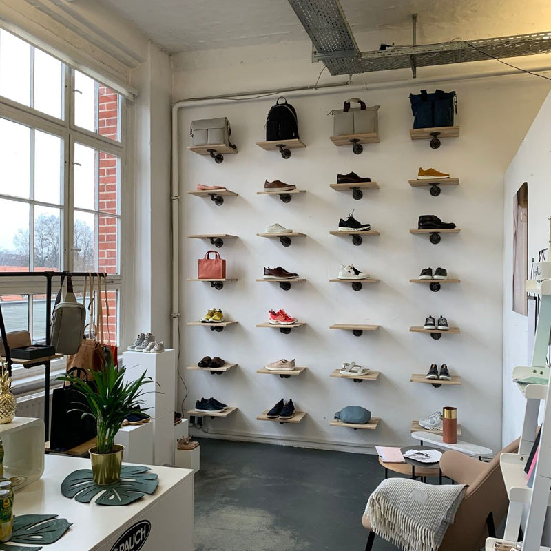 Wandmontierte Regale als Präsentationswand für Schuhgeschäft industrieller moderner Stil