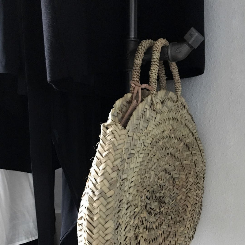 Freistehender Kleiderständer mit Kleiderhaken für Taschen aus dunklen Wasserrohren
